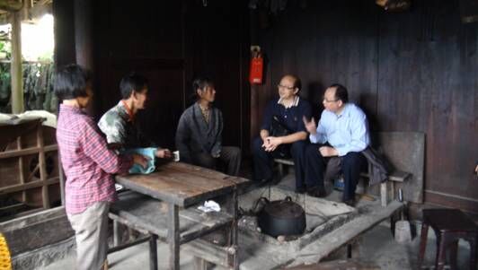 与帮扶对象亲切交谈