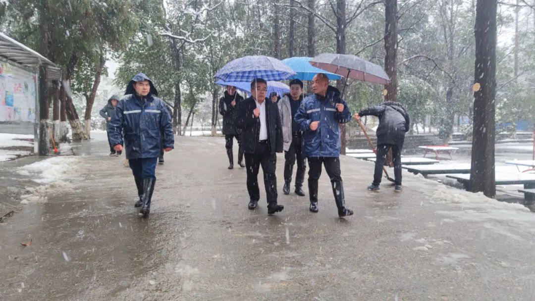在黔阳一中校园,向青松对学校校园环境,基础建设,教学